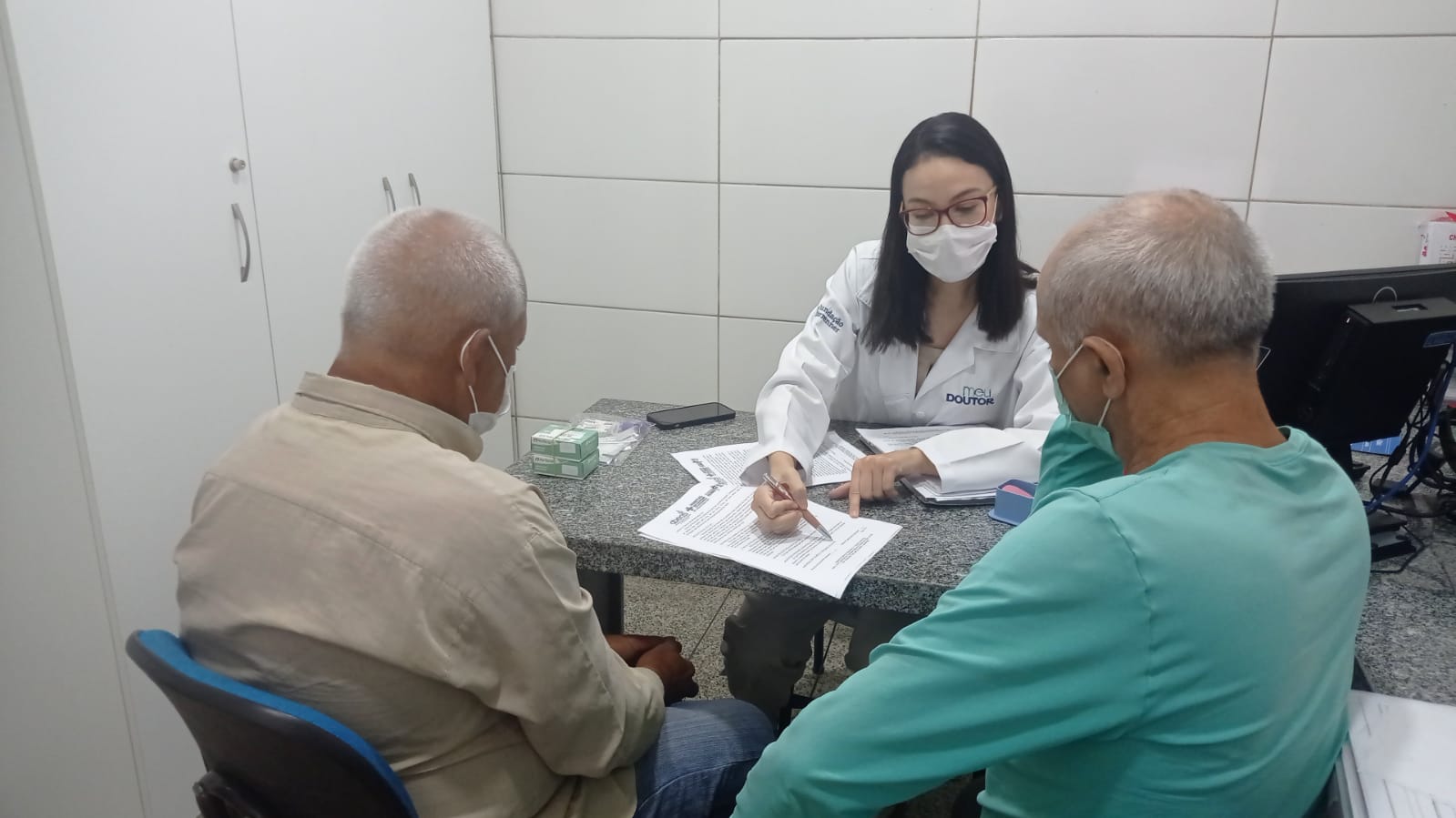 Imagem mostra: um atendimento médico.