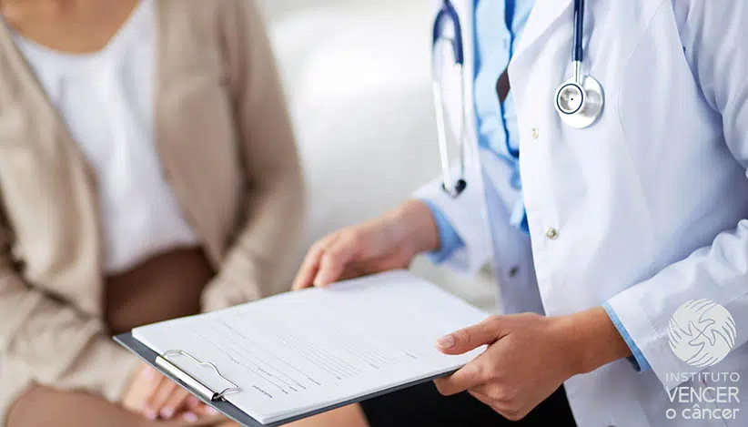 medico consulta mulher
