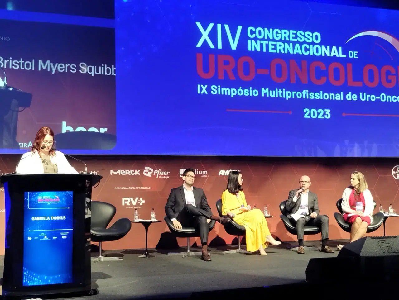 imagem mostra: Mesa do congresso internacional de uro0oncologia.